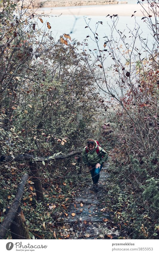 Frau geht während der Herbstreise auf Trekkingpfad nach oben im Freien Ausflugsziel wandern Feiertag Urlaub Wanderer erkunden Landschaft Lifestyle Natur reisen