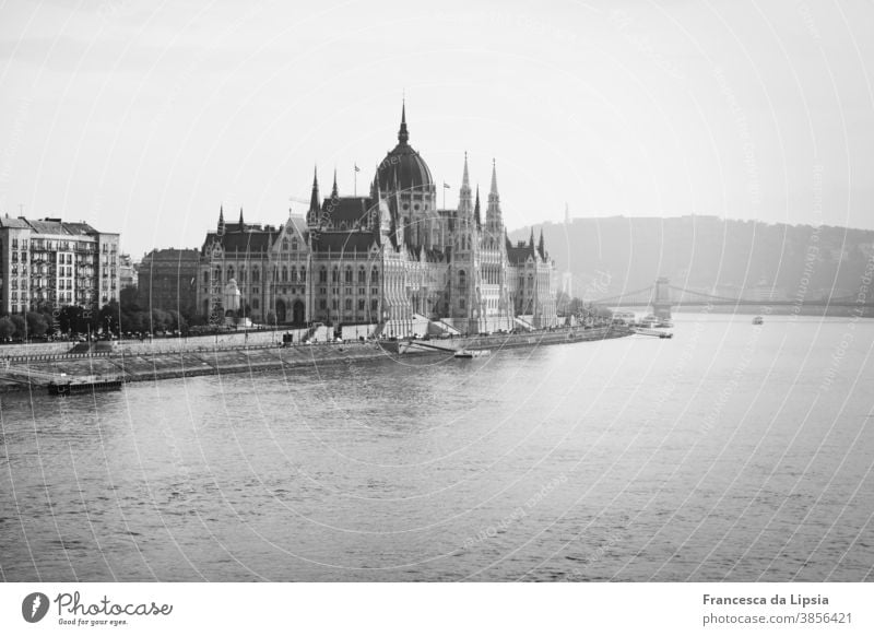 Parlament von Budapest Ungarn Schwarzweißfoto Sehenswürdigkeit Stadt Außenaufnahme Architektur Hauptstadt Donau Wahrzeichen historisch Fluss Europa Bauwerk