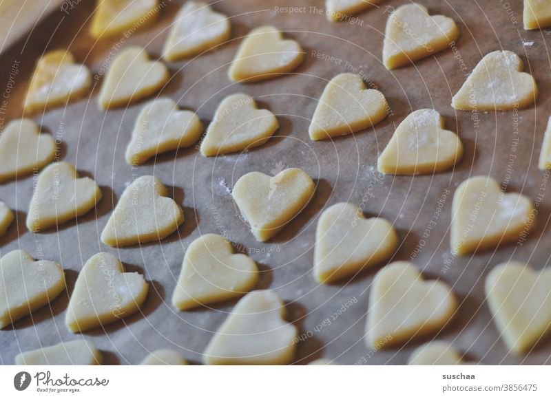 herzchenplätzchen Plätzchen Kekse Teig Backteig backen Gebäck Weihnachtsgebäck Backblech Backpapier viele Herze Herzchenform lecker Süßigkeit Zucker ungesund