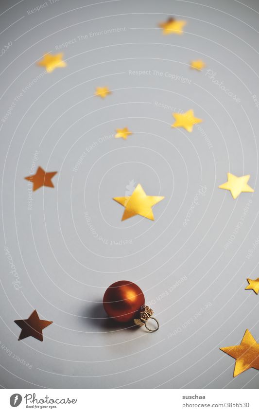 sterne und ne kleine weihnachtskugel auf neutralem hintergrund Stern Sterne golden Christbaumkugel Weihnachtskugel Christbaumschmuck Dekoration & Verzierung