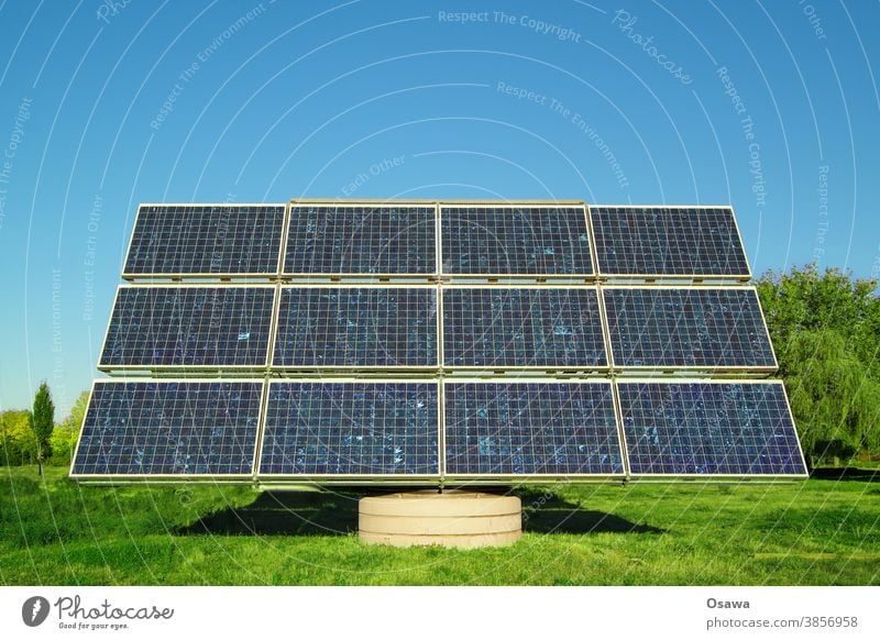 Sonnenkollektor auf grüner Wiese gegen klaren blauen Himmel Sonnenenergie Solarzelle Energie Energiewirtschaft Kraft Kraftwerk Stromversorgung