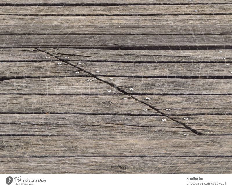 Auf Stoß veschraubte Bretter Schraube Holz verwittert Holzbrett alt rustikal Textfreiraum Strich Linie auf Stoß graubraun Farbfoto gräulich aneinander