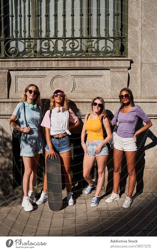 Trendy junge Frauen mit Skateboard in der Stadt Freund Menschengruppe urban trendy Zusammensein Glück Teenager heiter Mädchen Sonnenbrille Longboard Freundin