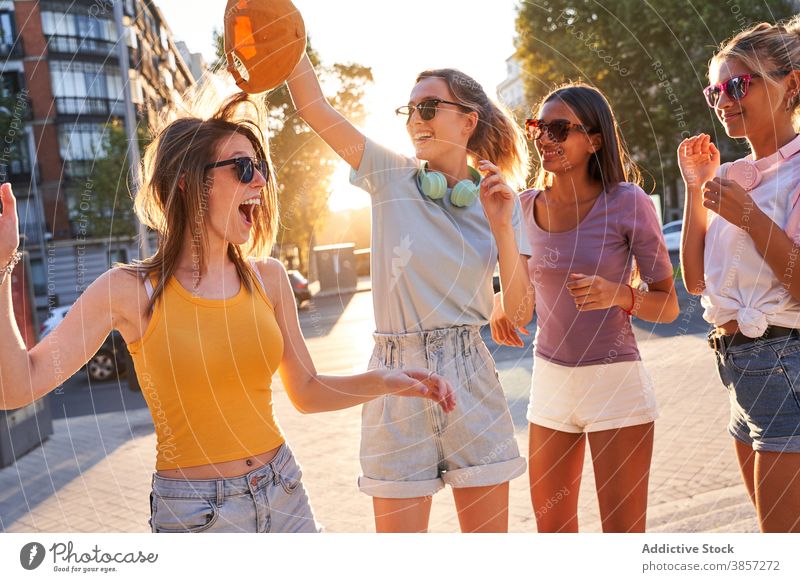 Gruppe von fröhlichen Teenagern tanzen auf der Straße Freundin Spaß haben Menschengruppe Großstadt Tanzen sorgenfrei Sommer Glück heiter Zusammensein Mädchen