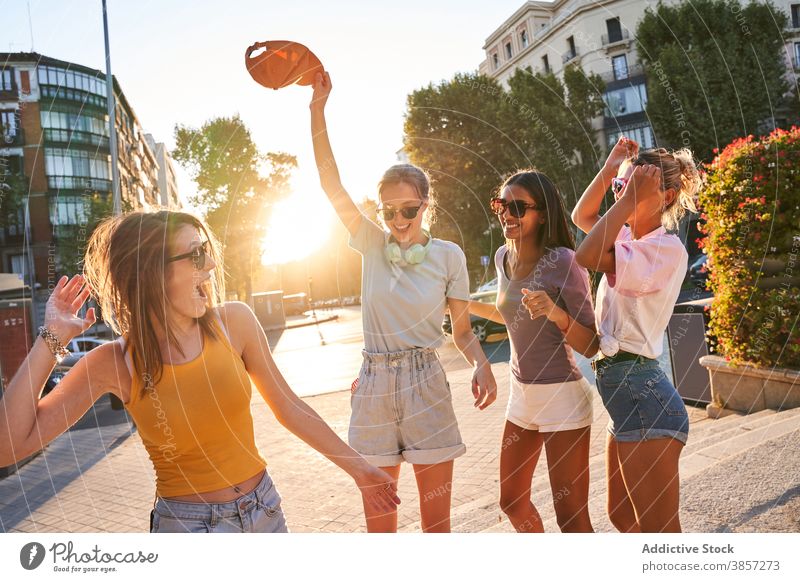 Gruppe von fröhlichen Teenagern tanzen auf der Straße Freundin Spaß haben Menschengruppe Großstadt Tanzen sorgenfrei Sommer Glück heiter Zusammensein Mädchen