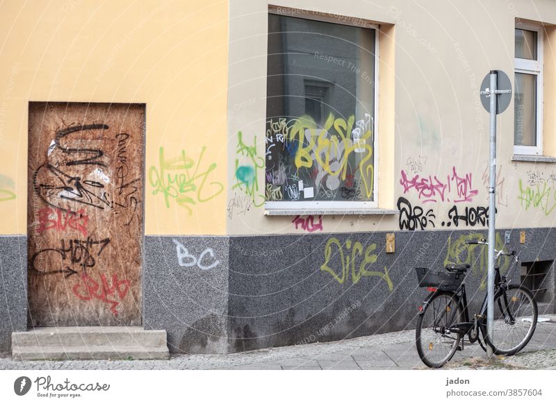 stillleben mit fahrrad, verkehrsschild, fenster und tür (versperrt). Fenster Fahrrad Graffiti Außenaufnahme Grafik u. Illustration Mauer Wand