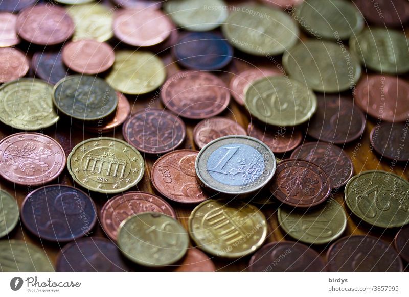 viele Euro - centmünzen und eine 1 Euro - Münze. formatfüllend Geld Eurocent Münzen Münzgeld Kleingeld Hartgeld Schwache Tiefenschärfe Cent Eurocentmünzen