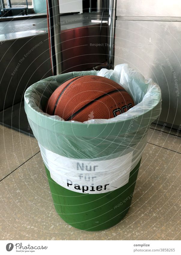 Ungültiger Wurf Papierkorb wegwerfen Mülltrennung Basketball Sport sportlich Flughafen Spielen Treffer Punkte Erfolg nur für papier Papierabfall mülltüte Ball