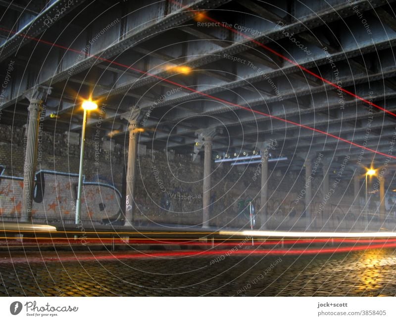neue Lichtspuren im alten Tunnel Brücke Verkehrswege Kopfsteinpflaster Straßenbeleuchtung Leuchtspur Geschwindigkeit Mobilität Nostalgie Zeit Unterführung Säule