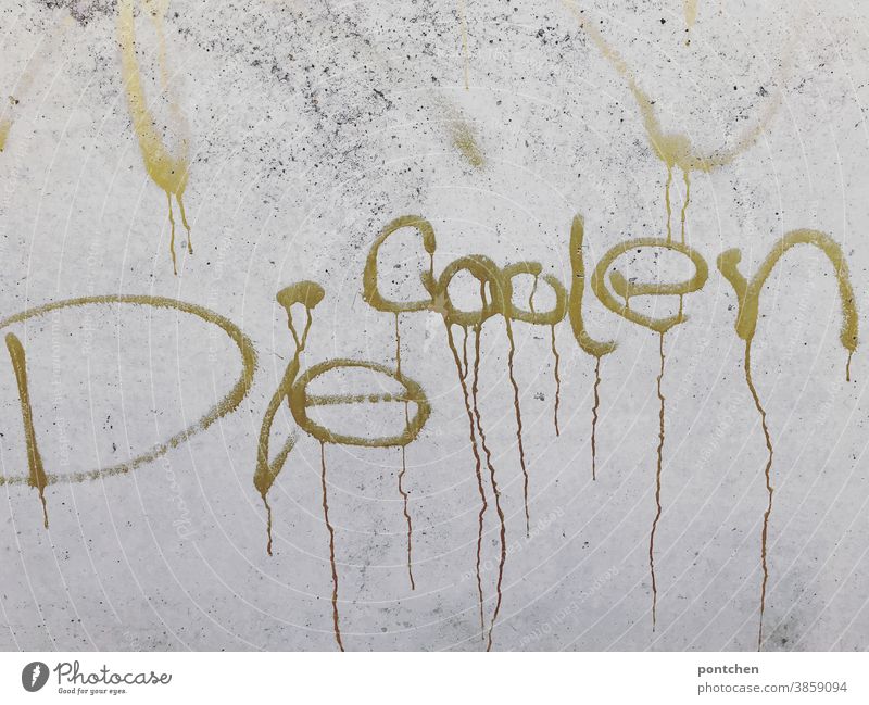Die coolen steht in goldener Farbe auf einer Wand aus Beton. Graffiti Coolness jugendkultur graffiti Gold schrift wort Schriftzeichen Buchstaben Typographie