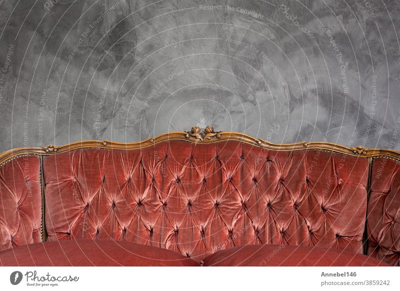 Antikes Luxussofa-Detail vor Betonwand-Hintergrundtextur, wunderschöner Kopierraum im Vintage-Design Innenbereich Möbel Sofa Reichtum Raum Wand heimwärts