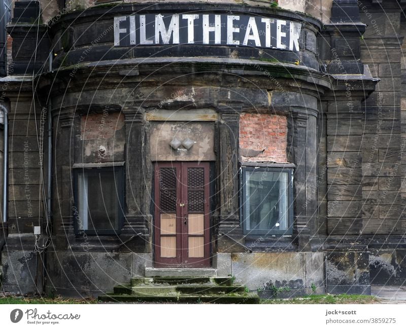 offensichtlicher Niedergang des Filmtheater-Zeitalters Vergangenheit Ruine Eingang sanierungsbedürftig historisch Verfall lost places Architektur