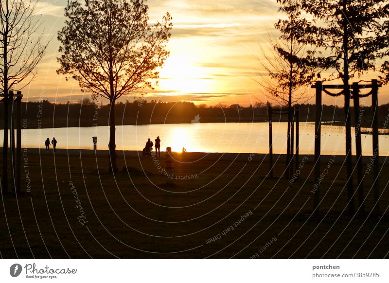 Romantische Stimmung am See bei Sonnenuntergang. Spaziergänger am See. Landschaft see sonne romntisch herbst spaziergänger Wolken Himmel Natur Abend