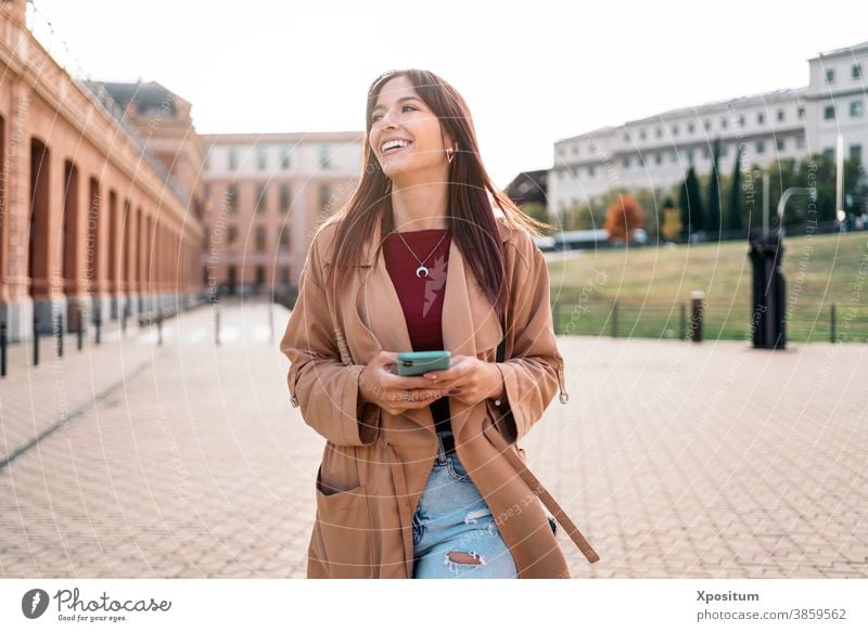 Junge kaukasische Frau benutzt Smartphone Kaukasier Lachen Glück Menschen Madrid Porträt Großstadt Lifestyle jung urban reisen schön Fröhlichkeit Lächeln