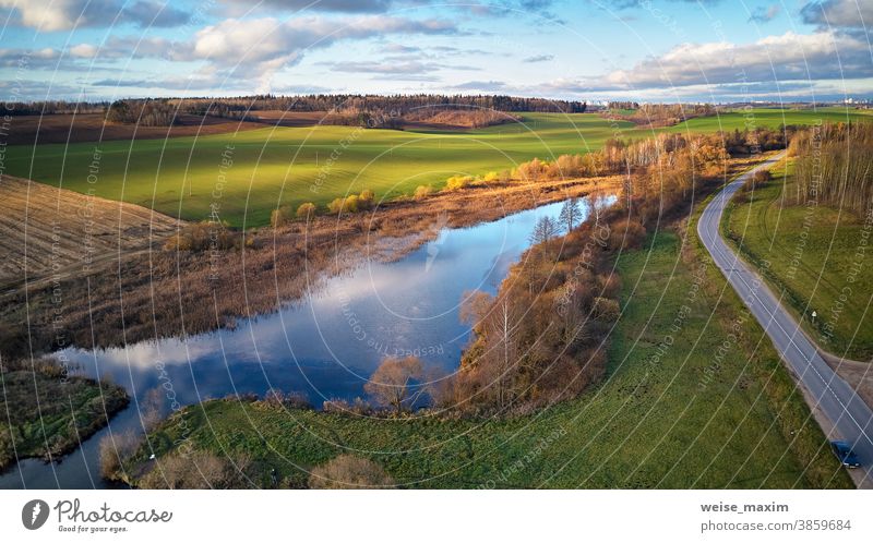 Schöne grüne Wiese. Winterkulturen. See mit blauer Himmelsreflexion Feld Ackerbau Natur Ernte im Freien Land Gras Pflanze fallen November Hintergrund Landschaft