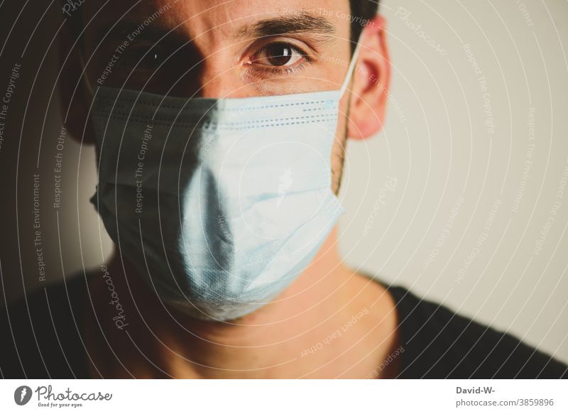 in Zeiten von Corona coronavirus Atemschutzmaske Mann mundschutzpflicht Mundschutz sicherhheit Pandemie schützen Angst Gesicht Emotionen