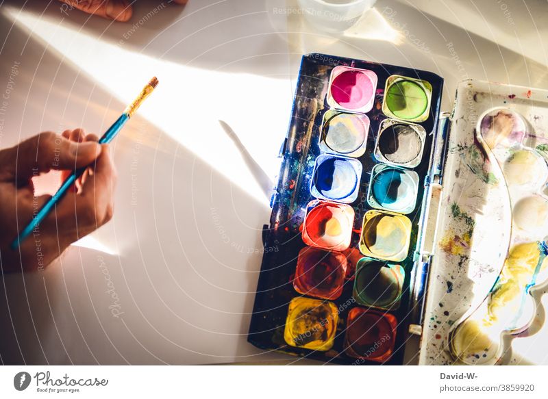 künstlersich aktiv - Wasserfarben und Pinsel Kunst Künstlerisch Kreativität malen Farbe bunt Hand Wasserfarbkasten