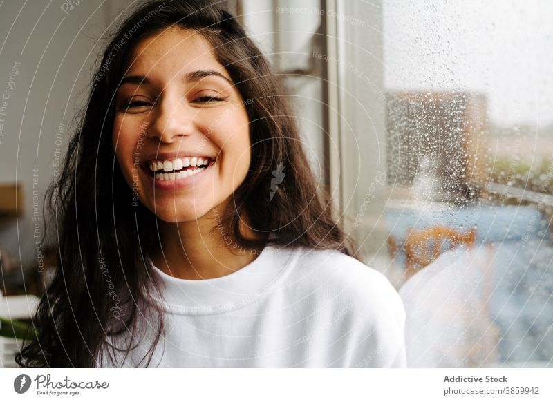 Friedliche Frau steht am Fenster mit Wassertropfen Regentropfen stehen Stimmung Tröpfchen friedlich ruhig ethnisch Angebot Windstille Einsamkeit einsam allein