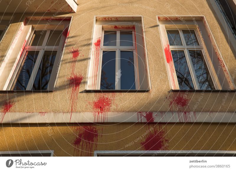 Weitere rote Farbkleckse an einer Fassade farbe farbfleck farbbeutel farbklecks vandalismus meinungsäußerung schlechte laune angriff kommunikation haus wohnhaus