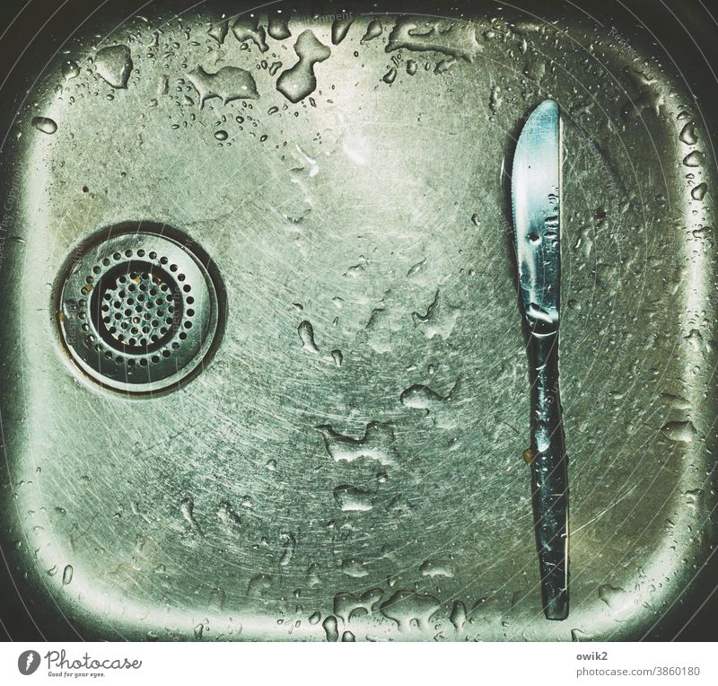Junggesellenküche Messer Abwasch Becken Metall liegen unten nass Wasser Wassertropfen sparsam spartanisch Abfluss Waschbecken Küche Küchenspüle Detailaufnahme