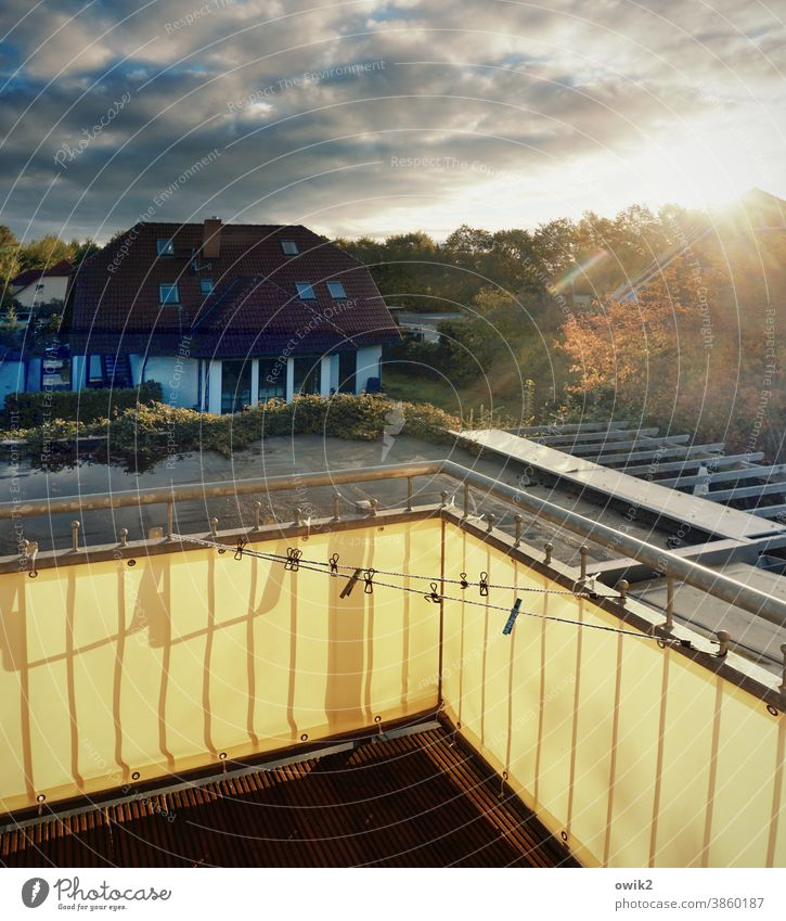 Trockendock Balkonbrüstung Abend bewölkt Herbst Lichteinfall Menschenleer Sonnenuntergang Natur Warmes Licht leuchtende Farben Farbfoto Außenaufnahme Umwelt