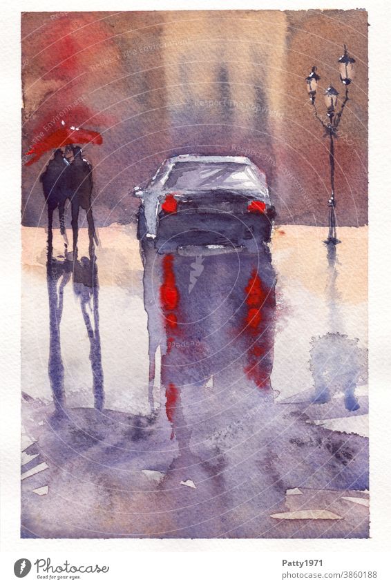 Abstraktes Aquarell. Zwei Personen mit rotem Regenschirm, ein Auto und eine Strassenlaterne auf regennasser Strasse. Silhouette Malerei Kunst Wasserfarbe