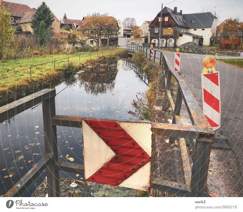 Sicherheitsmaßnahme Dorf Straße Häuser Sachsen Lausitz Strommast Dorfteich See Wasser Spiegelung Himmel Geländer Reflexion & Spiegelung Wolkenloser Himmel