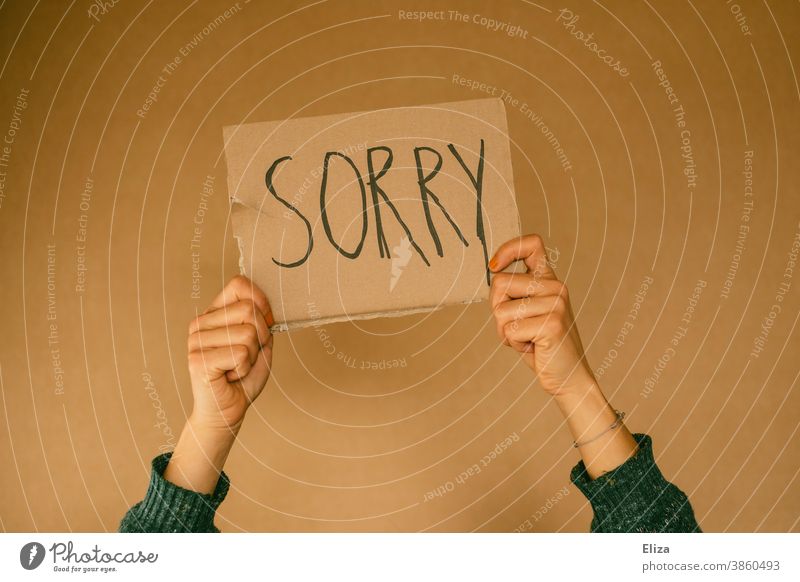 Person Halt Ein Schild Auf Dem Sorry Geschrieben Steht Entschuldigung Ein Lizenzfreies Stock Foto Von Photocase