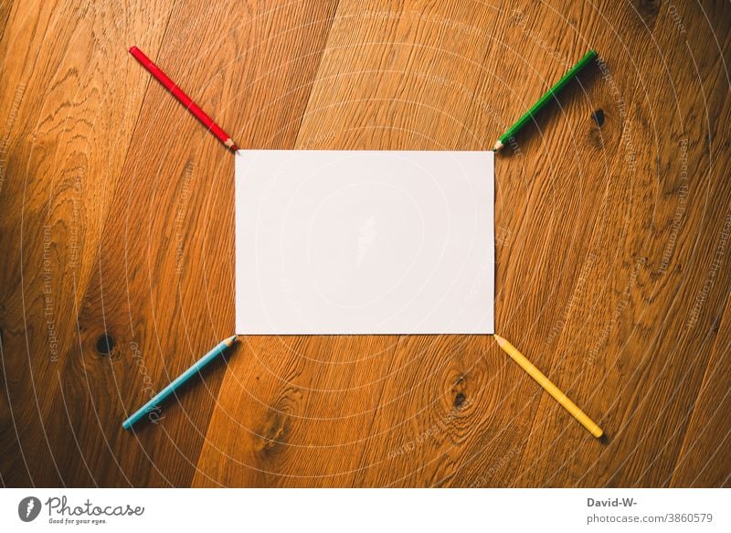 Stifte und ein leeres Blatt Papier ergeben ein Muster Buntstifte Zettel Platzhalter Schule Kunst Kreativität