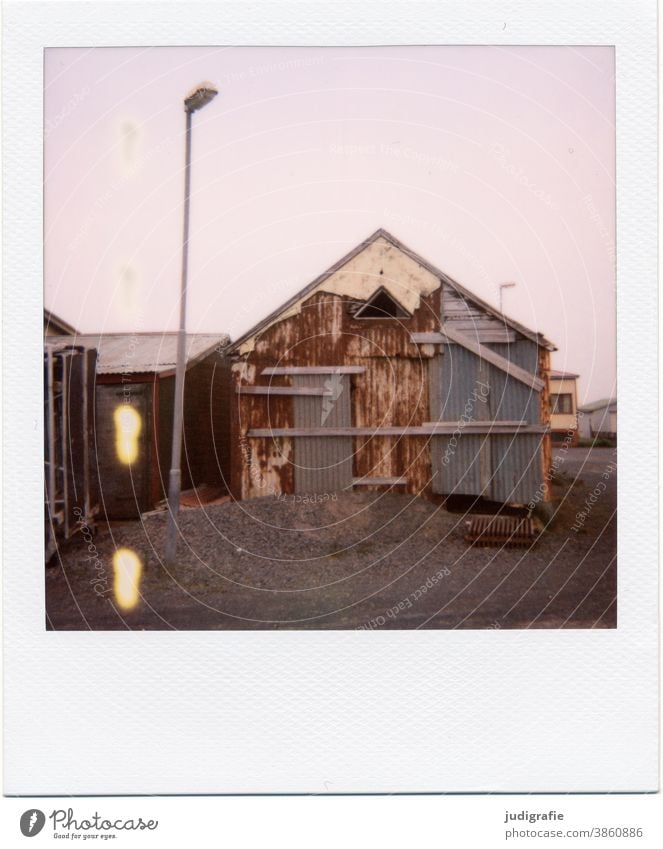 Isländisches Haus auf Polaroid Hütte Island wohnen Fenster Außenaufnahme Gebäude Einsamkeit Häusliches Leben Farbfoto Menschenleer Tür bootsschuppen Bootshaus