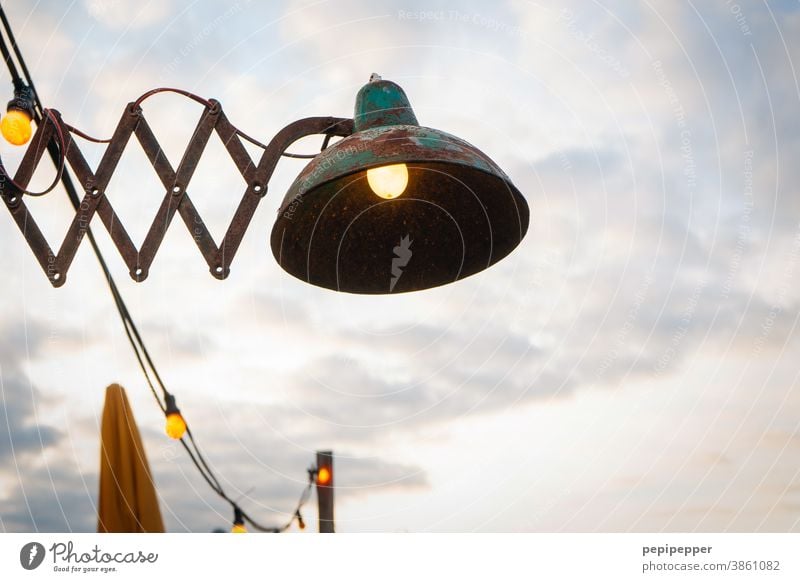 alte Lampe am Strand von Holland Licht Dinge Straßenbeleuchtung Sonnenschirm Glühbirne Lampenlicht Birnen Kunstlicht Farbfoto leuchten Menschenleer