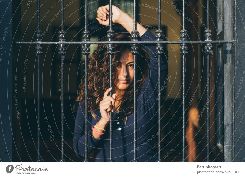 Junges Mädchen hinter Gittern geschlossen, Netzwerk, wie im Gefängnis Gesicht Frau schön Porträt posierend jung Erwachsener Bars Schönheit Kaukasier Behaarung