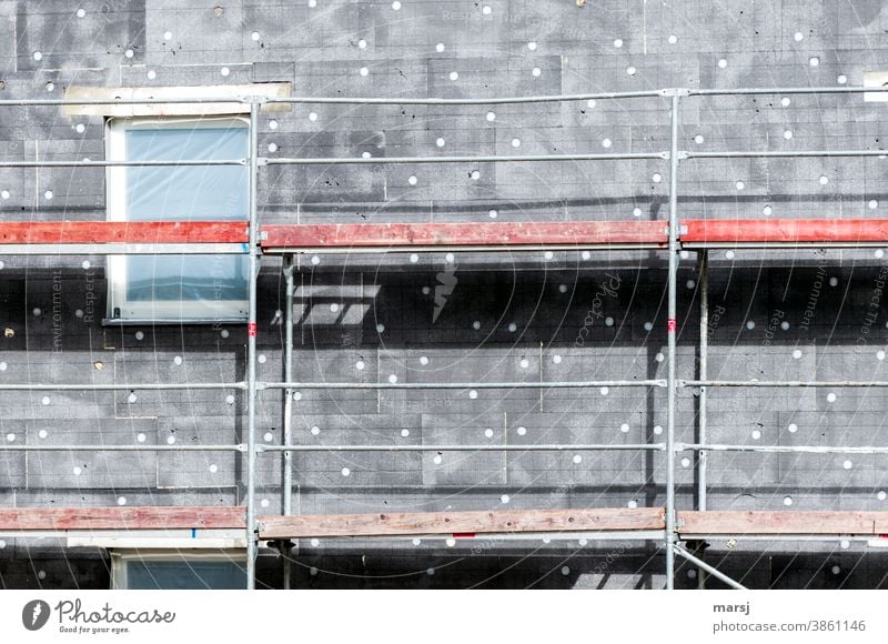 Kunst am Bau | mit Liebe für weiße Punkte auf grauer Wärmedämmung. Baugerüst mit roten Holzelementen Himmel Strukturen & Formen Gebäude Fassade Haus