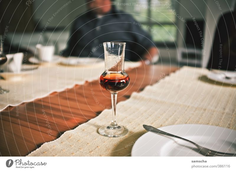 nach dem Essen Getränk trinken Alkohol Spirituosen Geschirr Teller Glas Schnapsglas Grappa Grappaglas Verdauungsystem Mahlzeit satt Tischplatte Tischdekoration