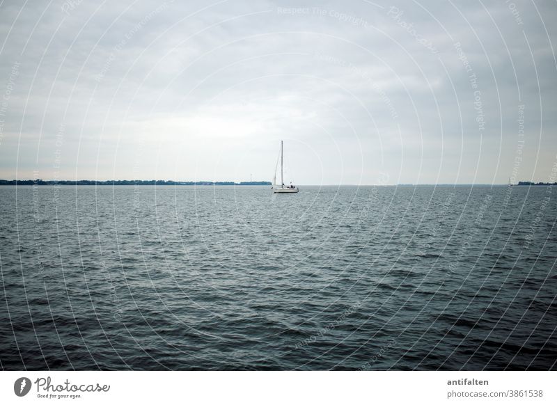 Raus aufs Meer Stralsund Ostsee Strelasund Mecklenburg-Vorpommern vorpommern Wellen Wasser Segelboot Segeln Skyline Horizont Himmel Wind Wolken bedeckt