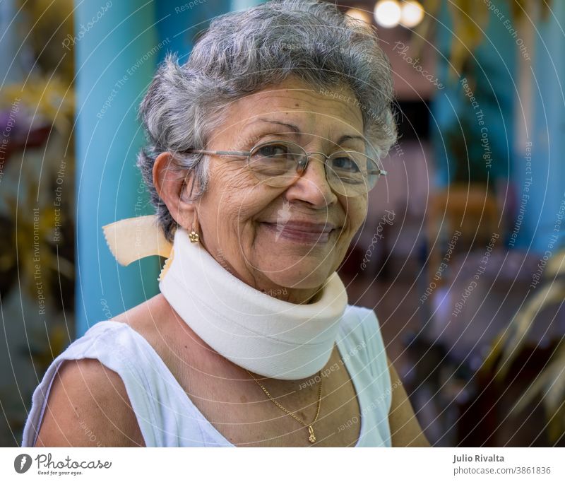 Hausgemachte Halskrause Gesundheitswesen Brille Therapie Verletzung der Halswirbelsäule Kragen geduldig Porträt Rentnerin in den Ruhestand getreten älter