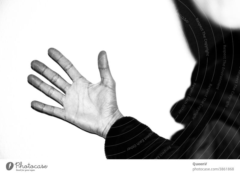 Offene Hand gegen eine Wand mit hohem Kontrast in Schwarz-Weiß Finger Handfläche Gewalt menschlich schwarz auf weiß gestikulieren Symbole & Metaphern Wut Arme
