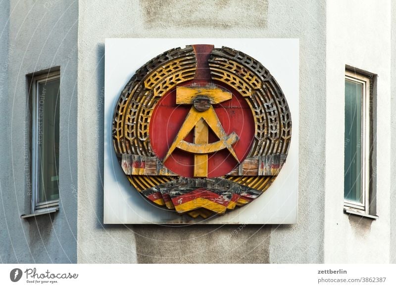 DDR-Wappen, bestehend aus Hammer, Zirkel, Ährenkranz architektur Berlin Großstadt deutschland ehrenkranz Fernsehturm froschperspektive Hauptstadt Haus hochhaus