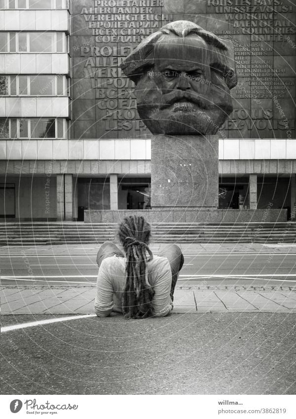 Dialog mit einem Philosophen Karl Marx Denker Marxmonument Jugendliche Denkmal Auseinandersetzung Wahrzeichen Chemnitz Sozialismus Kommunismus Kopf