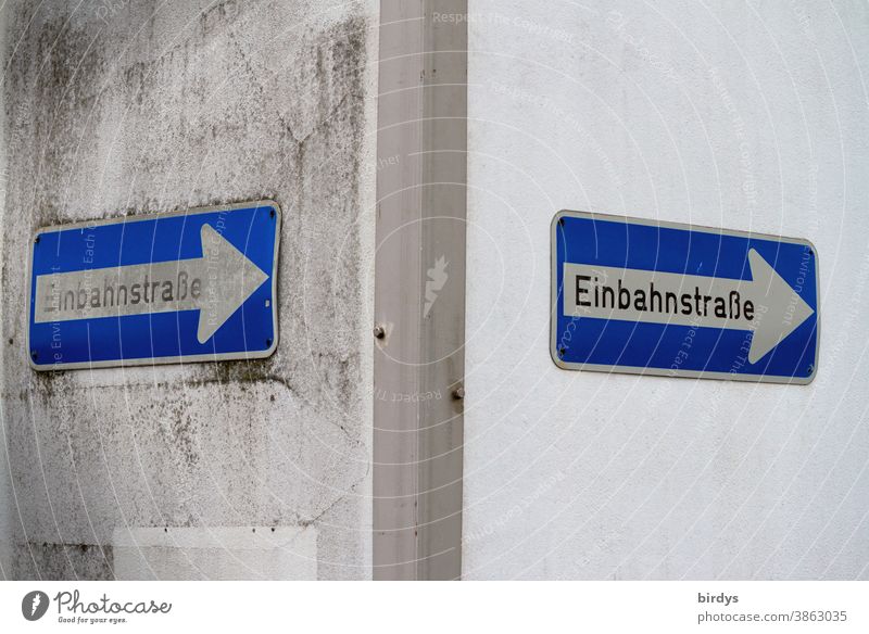 Einbahnstraßenschilder an einer Hausecke. Einbahnstraße Schilder & Markierungen Verkehrsschild 2 richtungsweisend symbolisch nach rechts Pfeil Richtung