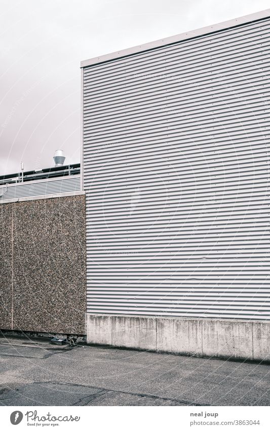 Fassade einer Lagerhalle - Wellblech Gebäude Industrie Hafen grau trist Mauer außen abweisend Wand Wirtschaft Industriefotografie Industrieanlage Struktur