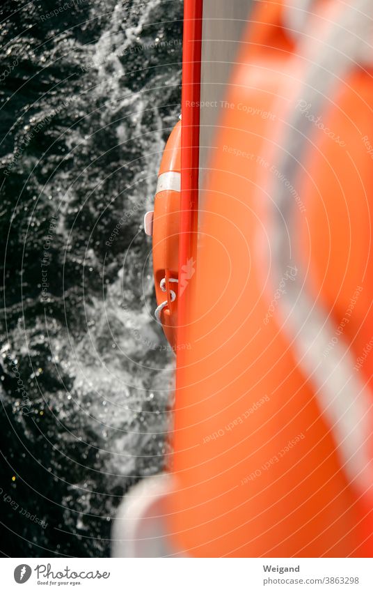 Seenotrettung Rettungsring retten Notfall Flüchtlinge Mittelmeer orange rot Schifffahrt Hilfsbereitschaft