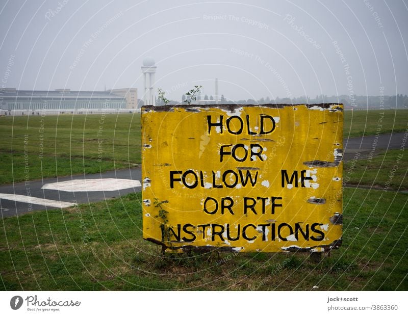 Folge mir nach Anweisung im Nebel Flughafen Tempelhofes Feld Tempelhofer Freiheit Schilder & Markierungen Zahn der Zeit Panorama (Aussicht) neblig Ferne