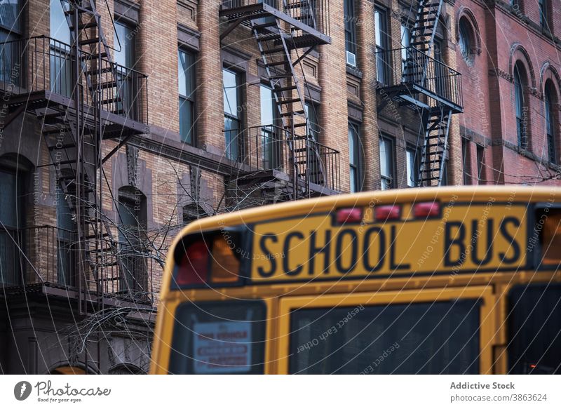 Gelber Bus auf Stadtstraße gelb Schule Großstadt Tradition Straße urban Verkehr Fahrzeug New York State USA Vereinigte Staaten amerika Arbeitsweg Design