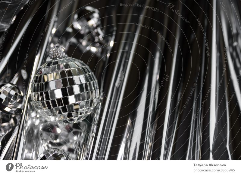 Weihnachts-Disco-Spiegelkugel Ball Party Reflexion & Spiegelung glänzend Licht hell Glanz Discokugel funkeln Kugel abstrakt retro Rampenlicht Feier festlich