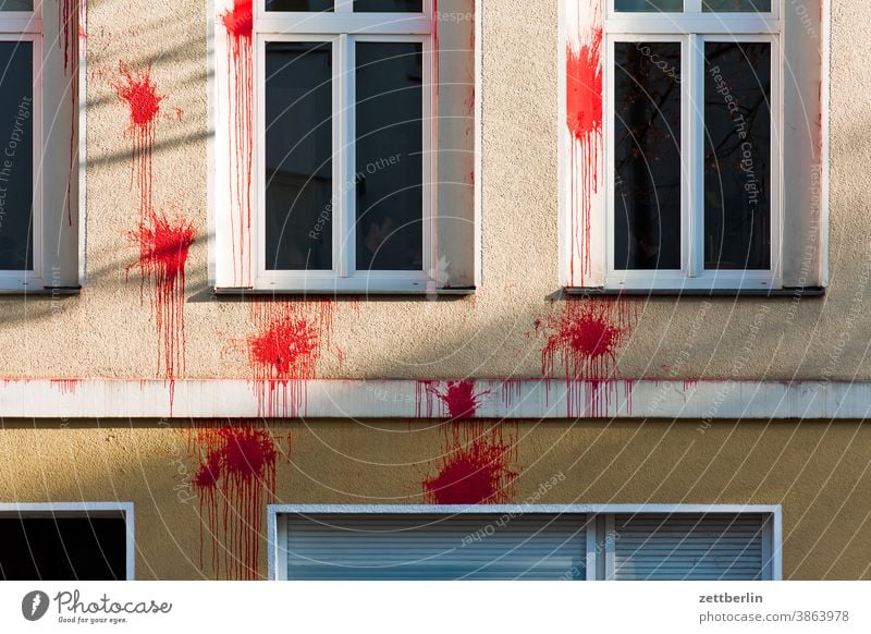 Rote Farbkleckse an einer Fassade farbe farbfleck farbbeutel farbklecks vandalismus meinungsäußerung schlechte laune angriff kommunikation haus wohnhaus fassade