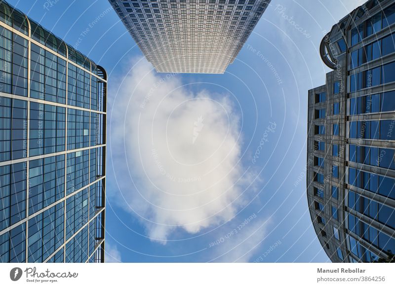 Himmelsfotografie mit Wolkenkratzern Großstadt Büro Architektur Gebäude modern Business Turm urban Stadtzentrum hoch Skyline Stadtbild blau Ansicht finanziell
