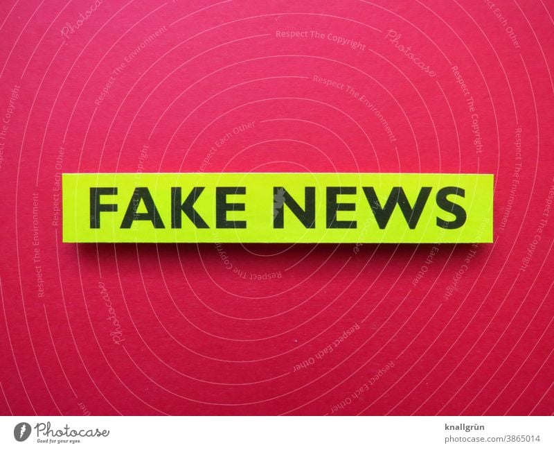 Fake news fake news Politik & Staat Gesellschaft (Soziologie) Information Lügenpresse lügen Manipulation Schriftzeichen Farbfoto rot grün schwarz Menschenleer