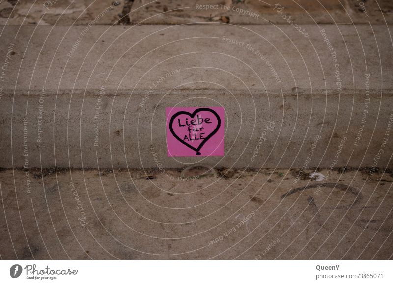Rosa Aufkleber mit Herz, in einer Treppe auf der Straße geklebt Straßenkunst Streetart Liebe Kunst Kunstwerk Graffiti Schriftzeichen Kreativität Zeichen