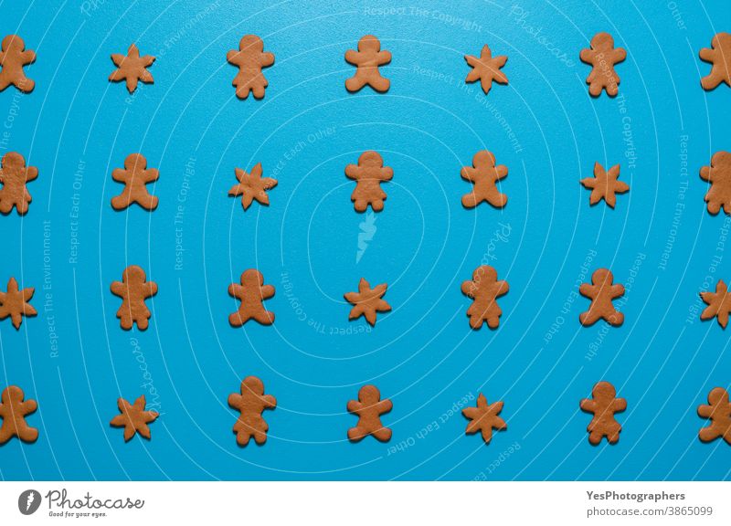 Lebkuchenplätzchen liegen flach auf blauem Hintergrund. Kekse symmetrisch auf dem Tisch angeordnet. obere Ansicht Blauer Hintergrund Feier Weihnachten Cookies